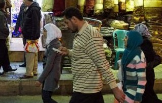 Женщины должны носить одежду, которая закрывает: руки, ноги, голову